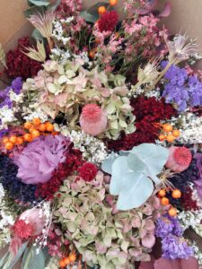 Bouquet de fleurs séchées réalisé par Sœurettes, atelier de création florale à Pacé