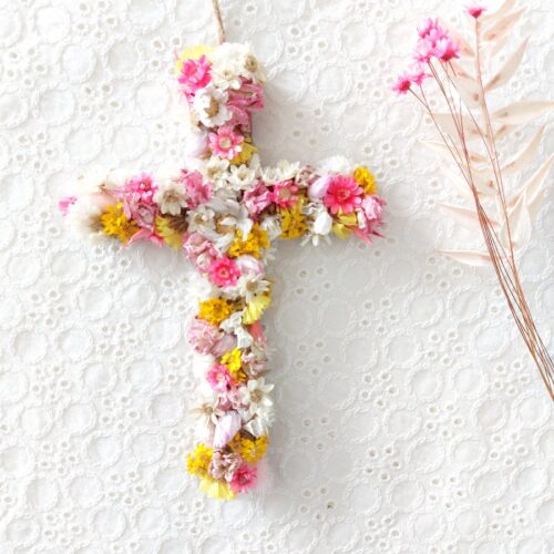 Croix de baptême ou de communion en fleurs séchées, Sœurettes
