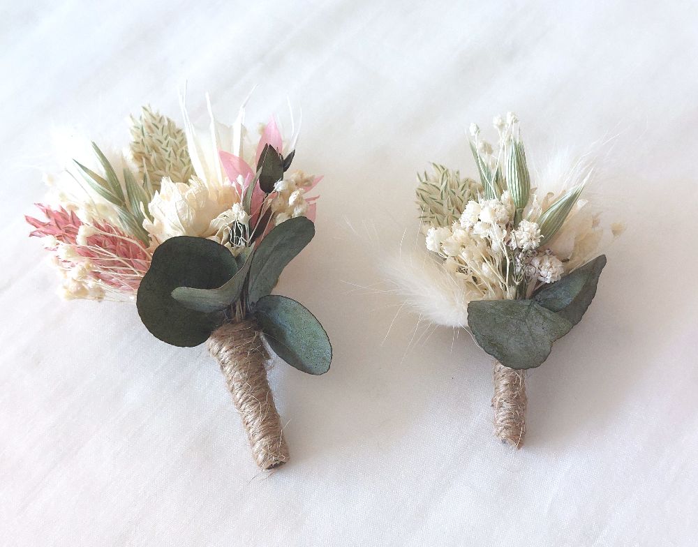 Duo de boutonnières en fleurs séchées, boutonnière adulte et boutonnière enfant par Sœurettes, atelier de création à Pacé Duo de boutonnières en fleurs séchées, boutonnière adulte et boutonnière enfant par Sœurettes, atelier de création à Pacé