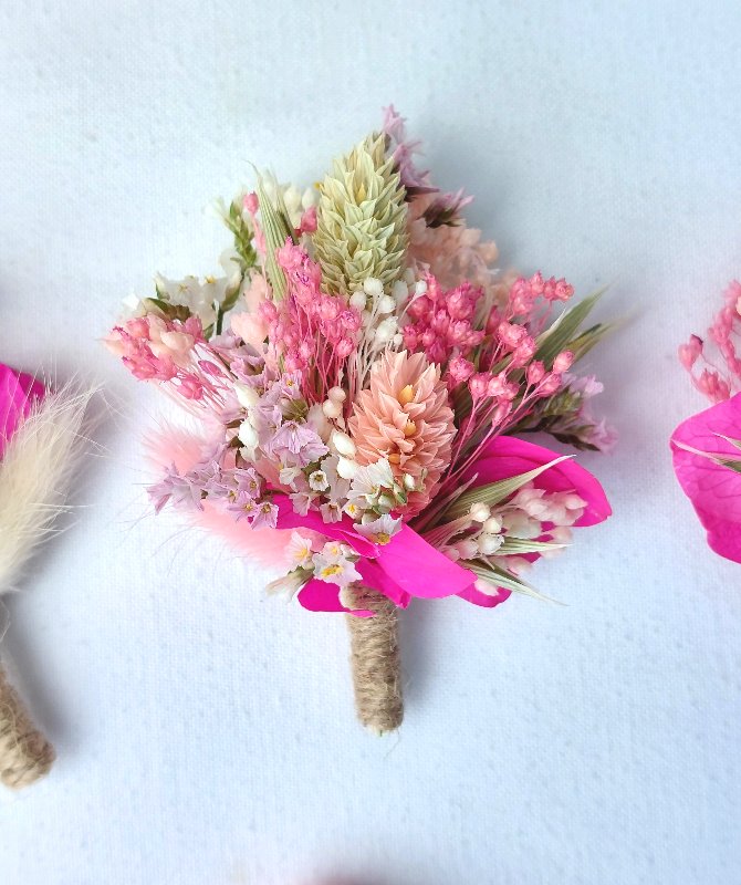 Boutonnière en fleurs séchées taille enfant Boutonnière en fleurs séchées taille enfant