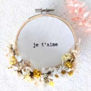 Mini-tambour Je t'aime réalisé en fleurs séchées par Sœurettes, atelier floral à Pacé