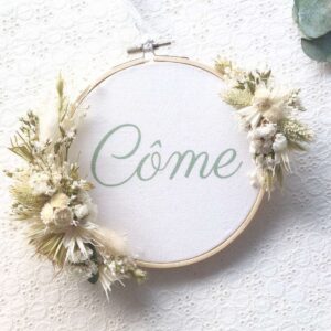 Tambour Côme personnalisé avec des fleurs séchées par Sœurettes, atelier floral à Pacé